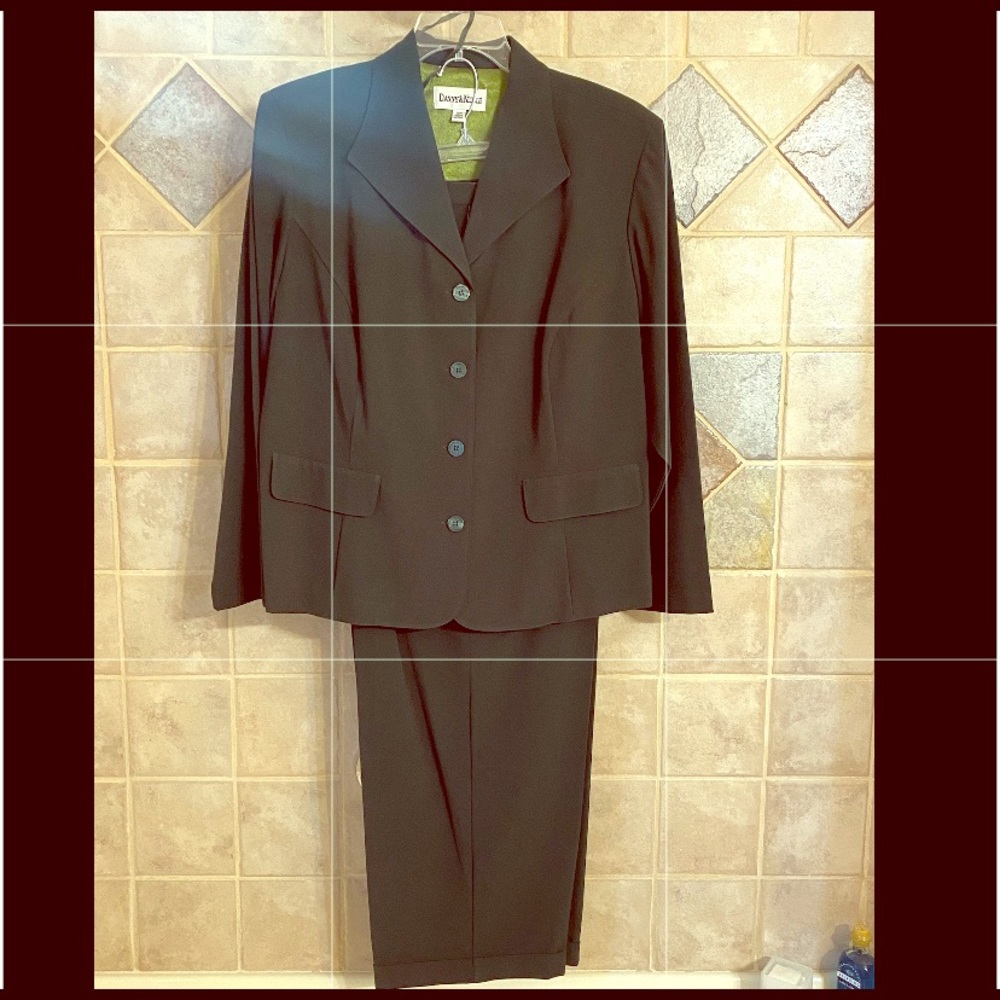 Hunter green Danny & Nicole outfit